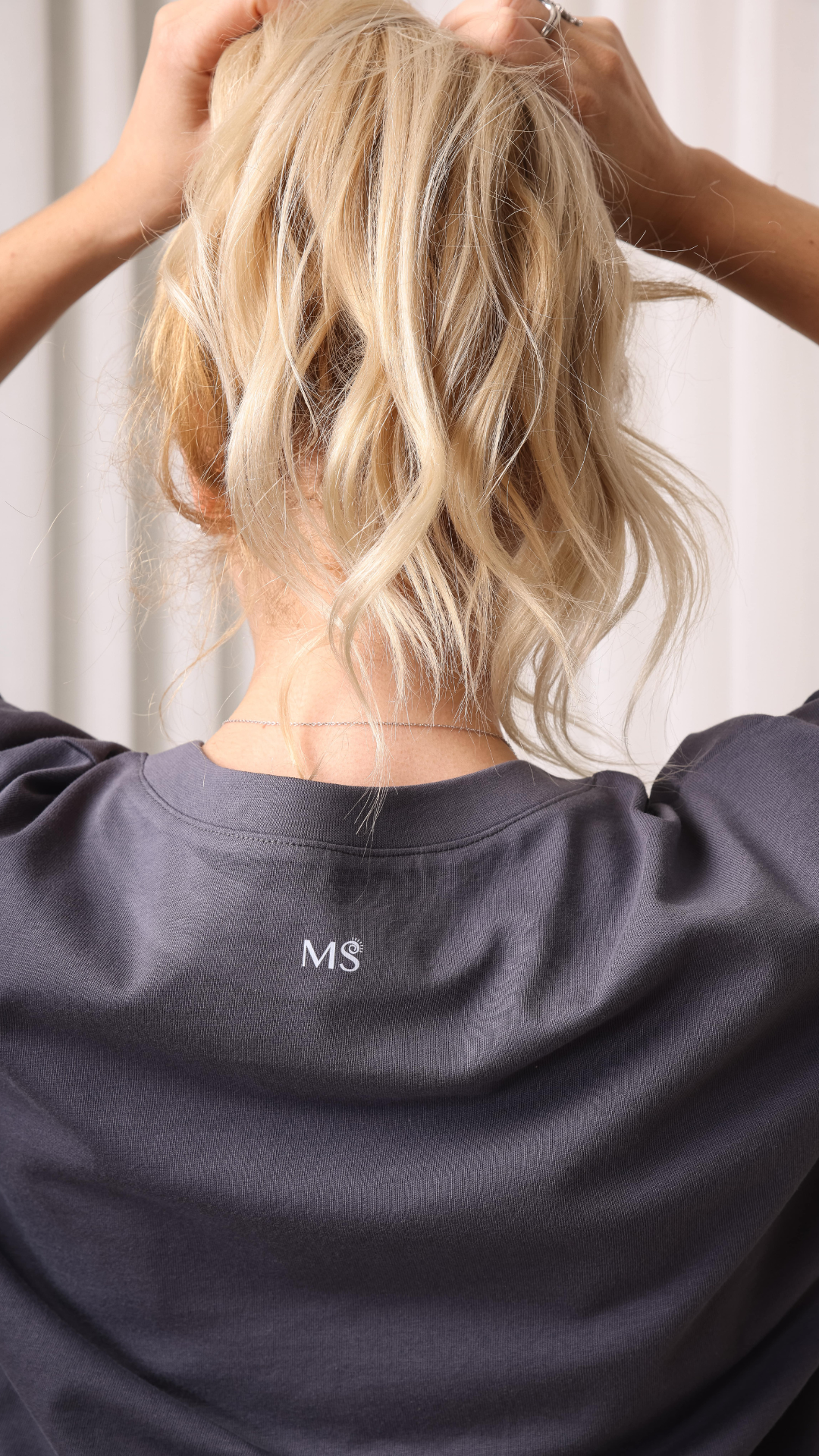 חולצת הנקה עם ריצ׳רצ׳ים נסתרים בשני הצדדים בגזרת אוברסייז| אפור