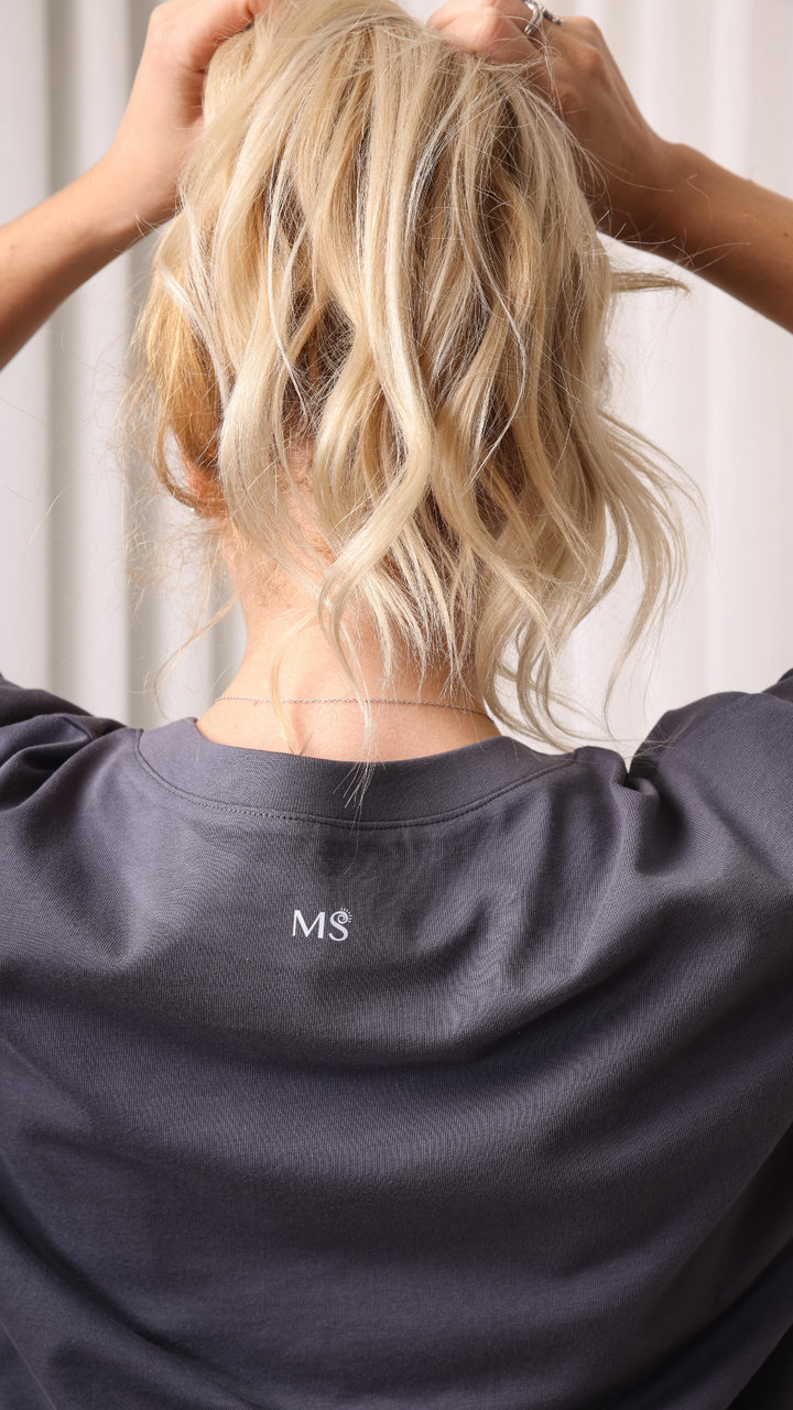 חולצת הנקה עם ריצ׳רצ׳ים נסתרים בשני הצדדים בגזרת אוברסייז| אפור