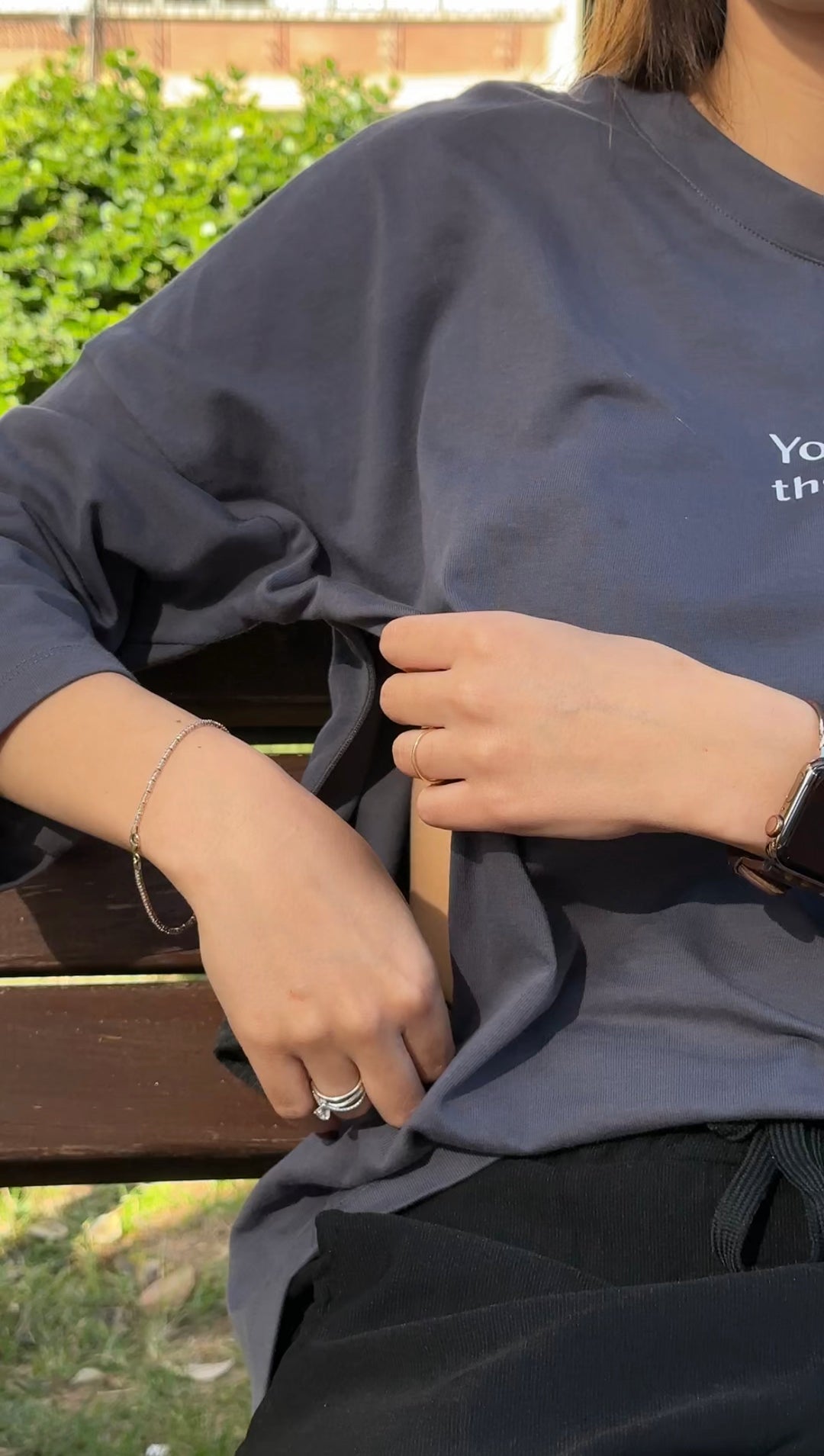 חולצת הנקה עם ריצ׳רצ׳ים נסתרים בשני הצדדים בגזרת אוברסייז| אפור