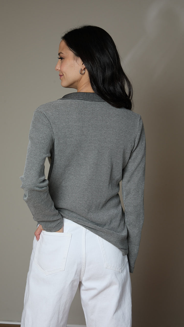 חולצת הנקה פולו ארוכה עם ריצ׳רצ׳ים משני הצדדים- חליפת ״לורן״ | שחור- לבן