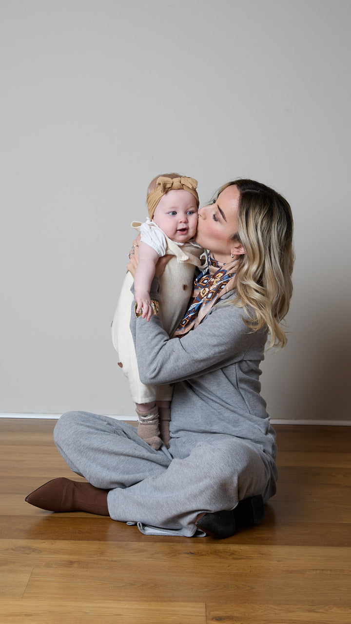 חולצת הנקה עם רוכסנים משני הצדדים סריג פולו| חליפת ״אלה״ | אפור