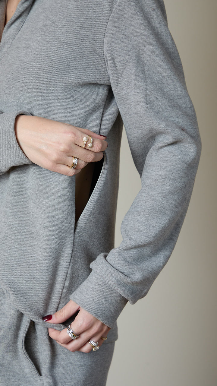 חולצת הנקה עם רוכסנים משני הצדדים סריג פולו| חליפת ״אלה״ | אפור