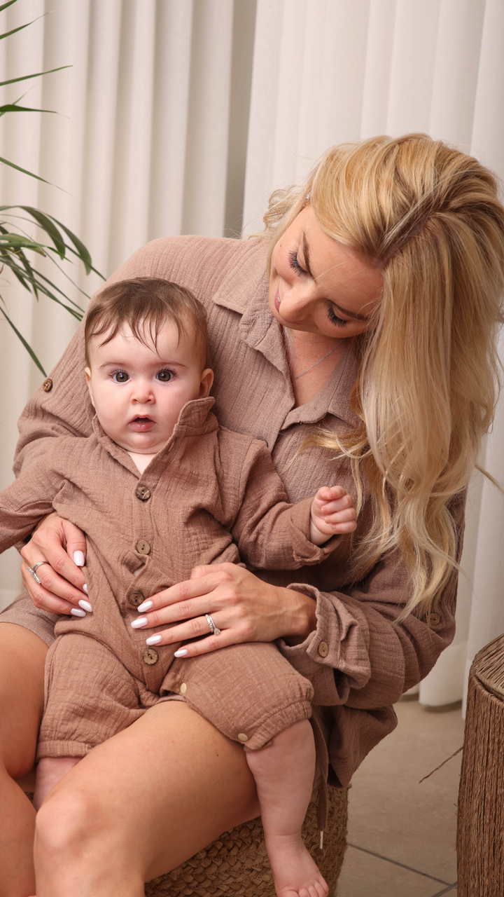 חליפת טטרה פשתן ״לואיז״ לתינוקות | חום | UNISEX