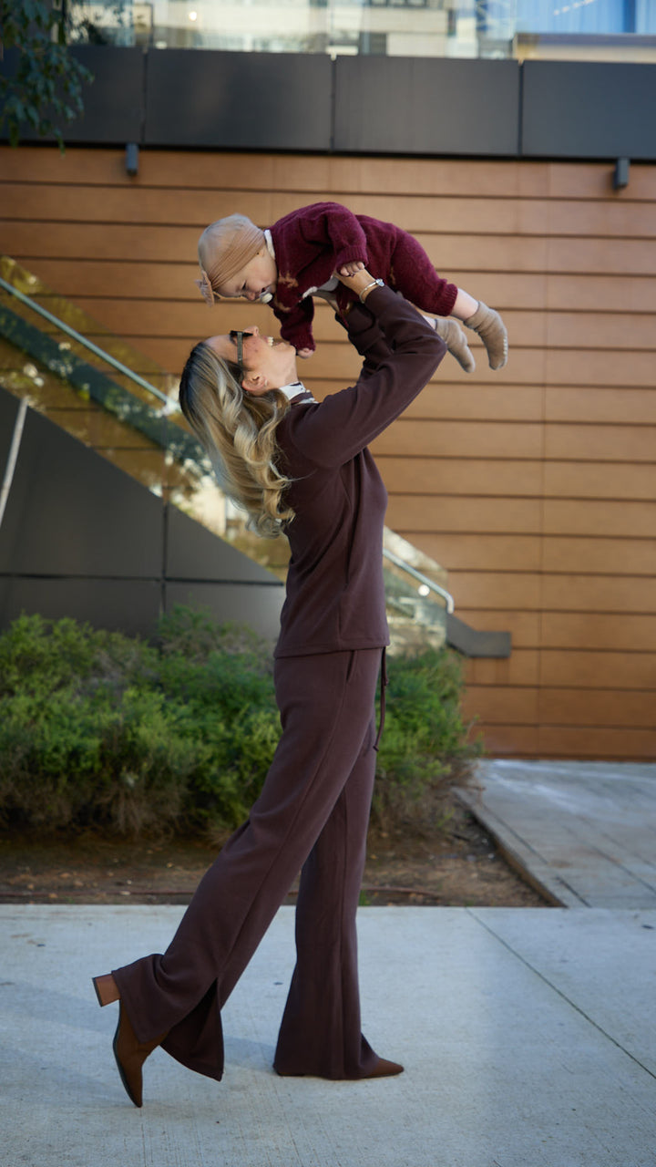 מכנס סריג להריון ולאחרי לידה | חליפת ״אלה״ | חום- שוקולד